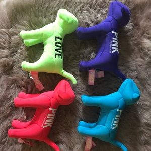 Set of four vs pink dogs